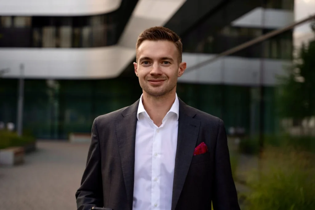 Steuerberater Patrick Herzer vor einem modernen Bürogebäude, mit dem Hinweis auf die Kanzleigründung im Jahr 2018